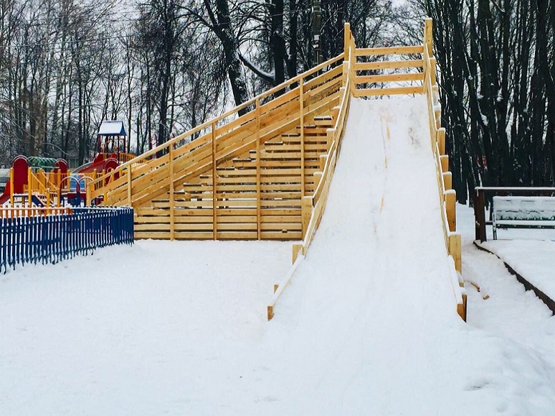 В парке Николаева открылась семиметровая горка для катания на «ватрушках»