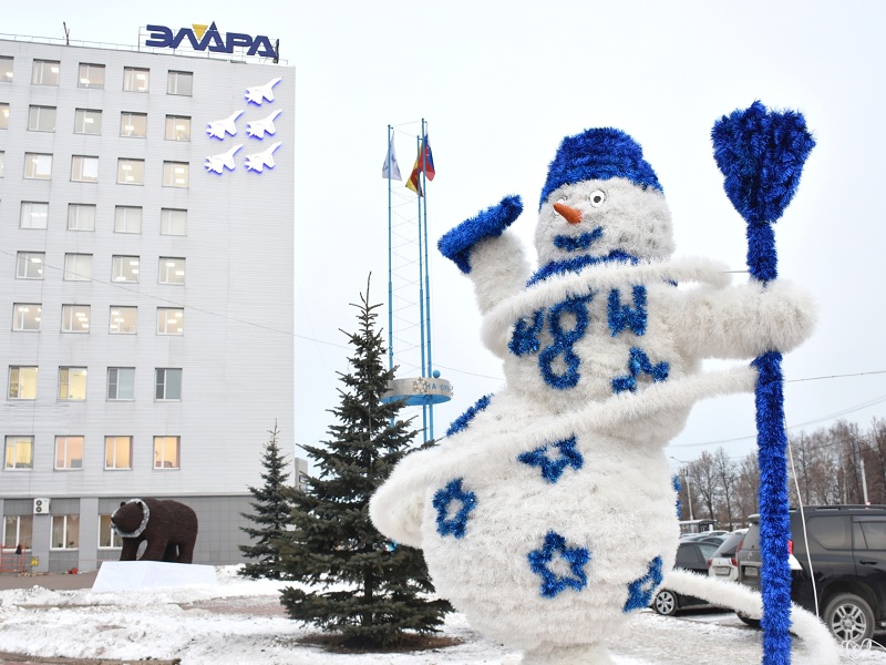 На площадке перед «Эларой» появился снеговик